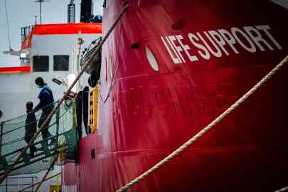 The arrival of migrants on the ship Emergency as they disembark the Life Support vessel | Photo: ARCHIVE/ANSA/CESARE ABBATE