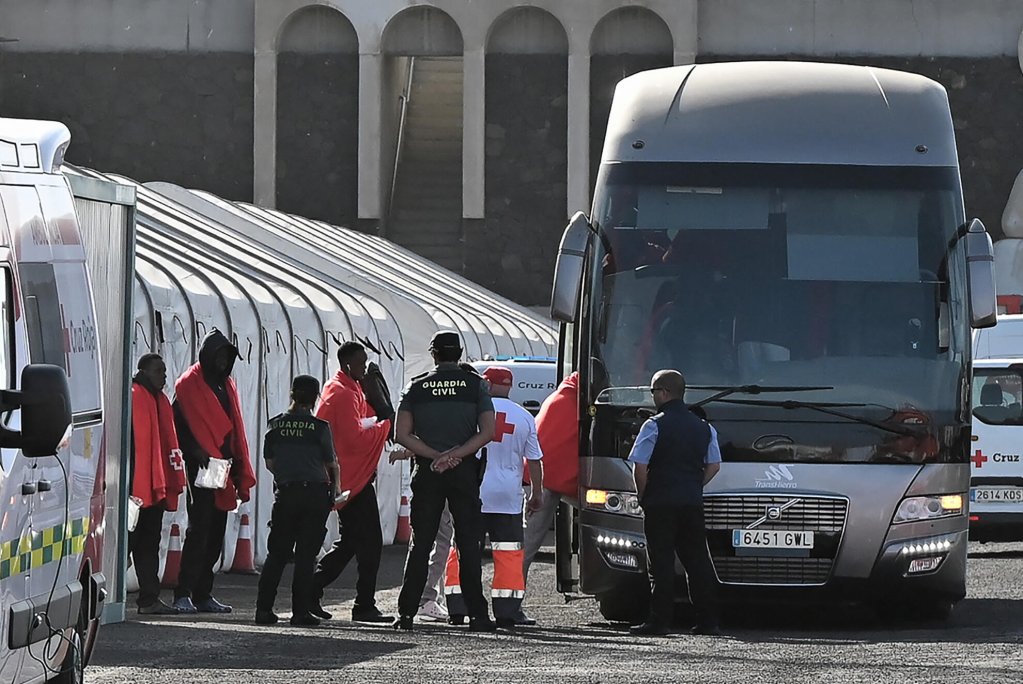 Migrants avec la Croix Rouge espagnole sur l'île d'El Hierro, dans l’archipel des Canaries, le 3 février 2024. Crédit : AFP