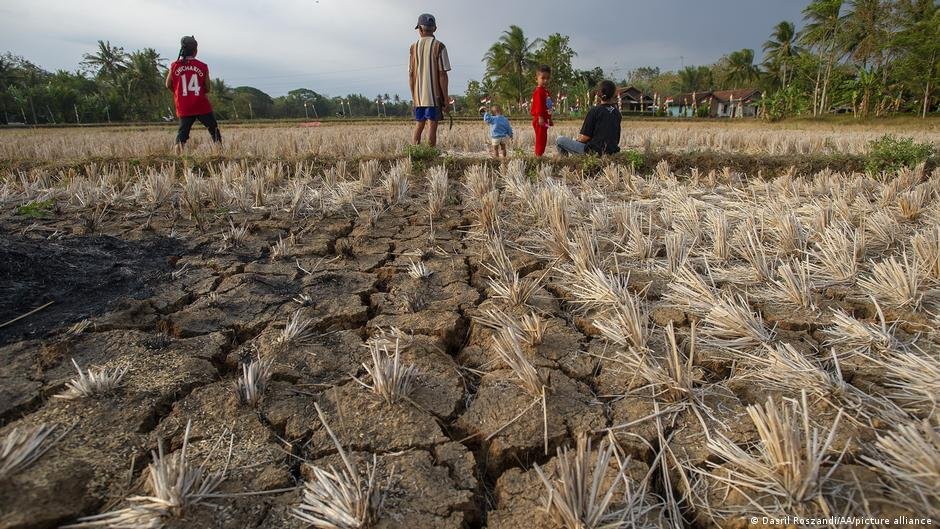 Droughts are among the extreme weather events forcing millions of children from their homes | Photo: Dasril Roszandi/AA/picture alliance