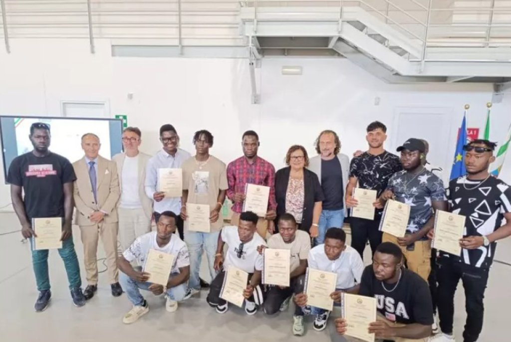 The picture shows the 16 refugees after the diploma ceremony for their earned qualification as qualified laborers in the Formedil facility in Taranto | Photo: ANSA
