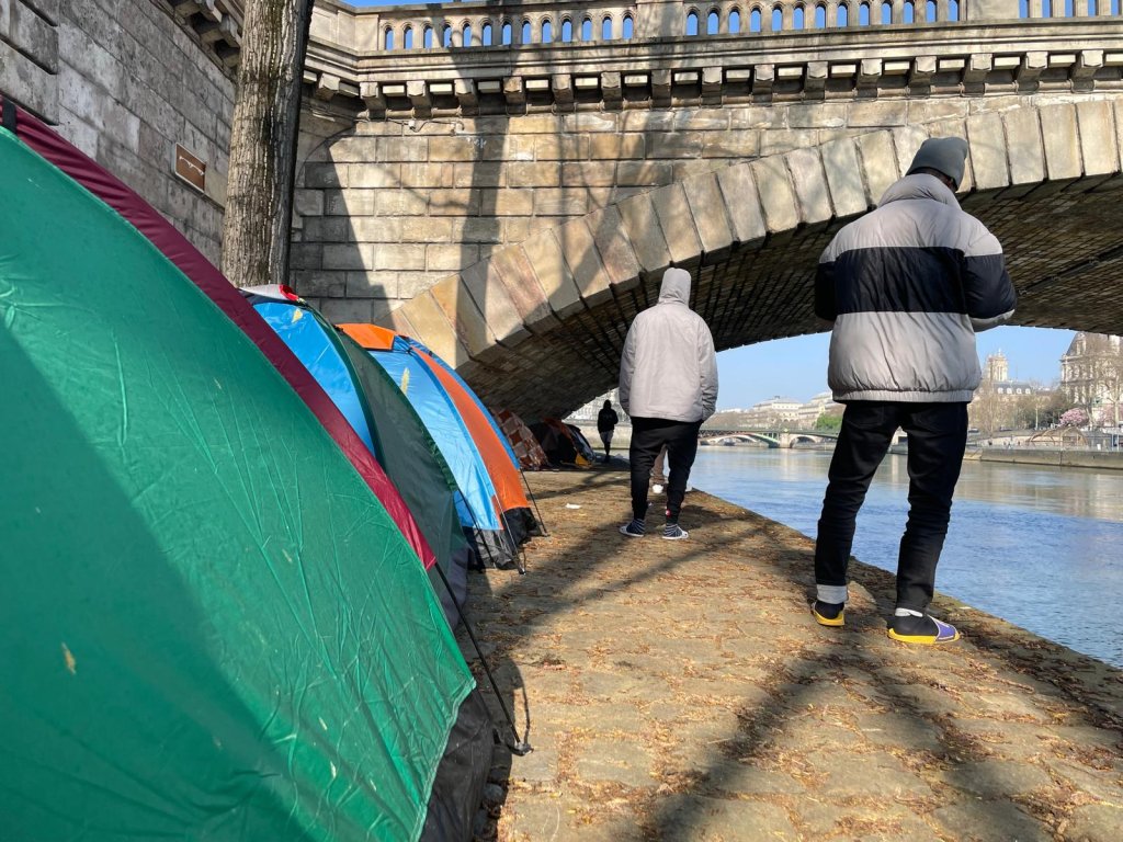 Des jeunes migrants, mineurs isolés en recours, sous des tentes à Paris, le 27 mars 2025. Crédit : InfoMigrants 