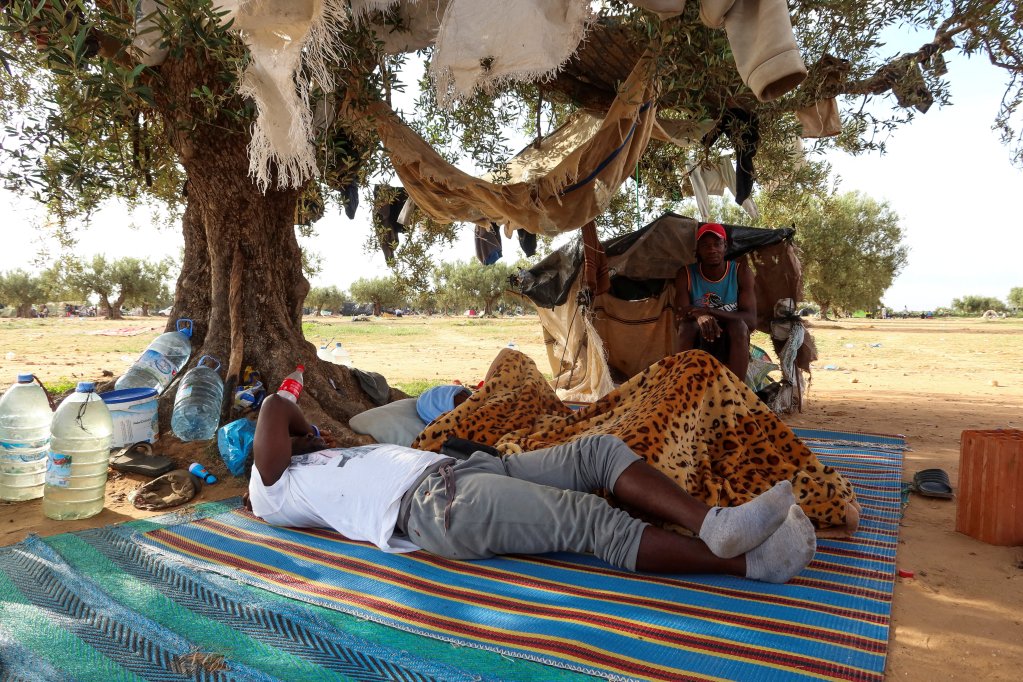 Des migrants près de Sfax (à El Hencha), en Tunisie, le 17 octobre 2024. Crédit : Reuters