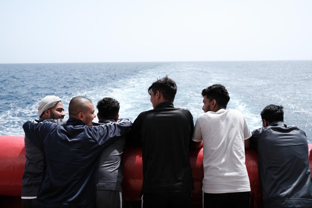 Des migrants discutent sur le pont principal du navire de sauvetage Ocean Viking de l'organisation humanitaire maritime européenne SOS Méditerranée à la suite d'une opération de sauvetage au large de Malte, tôt le 20 mai 2024. Crédit : AFP