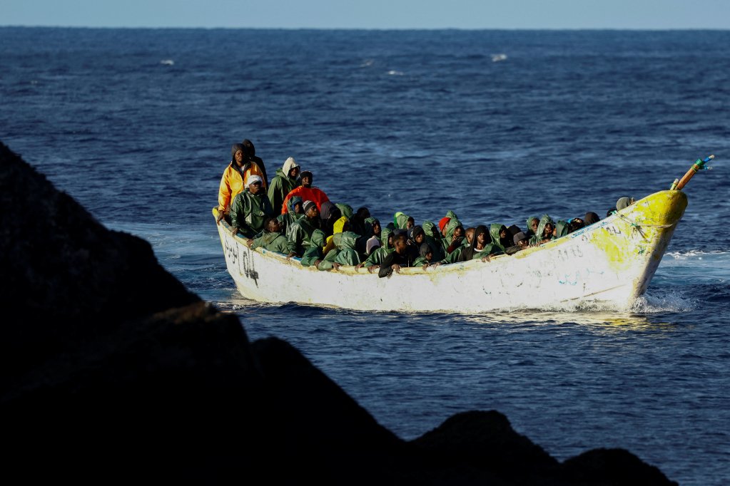 Des migrants débarquent sur la petite île d'El Hierro, aux Canaries, le 30 septembre 2024. Crédit : Reuters