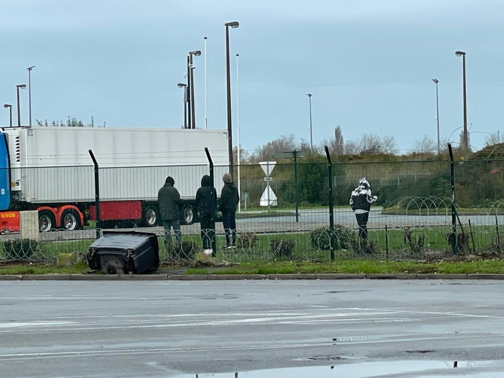 Des migrants soudanais patientent dans la zone Transmarck à Calais pour tenter de monter dans un camion à destination de l'Angleterre (archives). Crédit : InfoMgrants