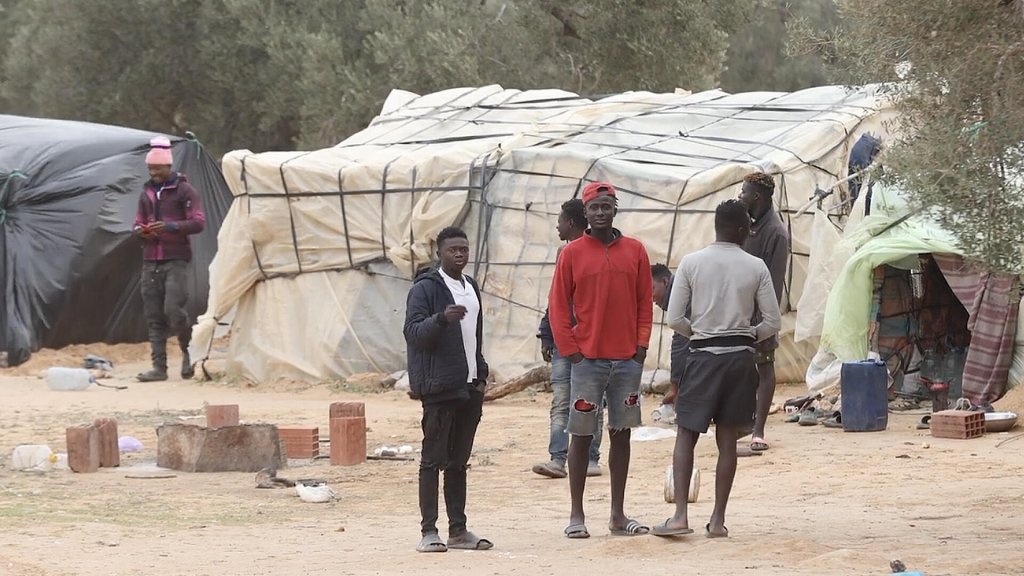 Des migrants dans un campement informel de Tunisie. Image d'illustration. Crédit : RFI