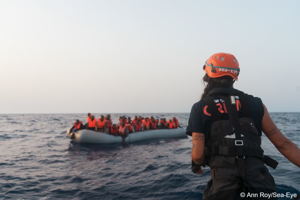 Un membre du Sea-Eye 4 vient en aide à une embarcation en détresse en Méditerranée centrale. Crédit : Leonard Müller / Sea-Eye Org