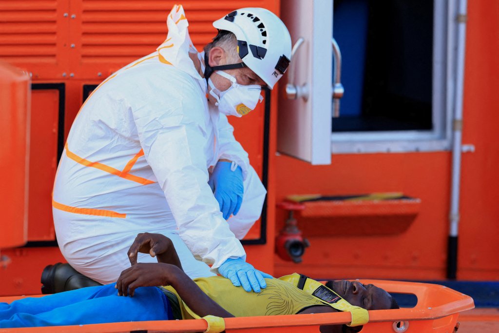 Un migrant dans une civière au port d'Arguineguin, à Grande Canarie, le 20 octobre 2024. Crédit : Reuters
