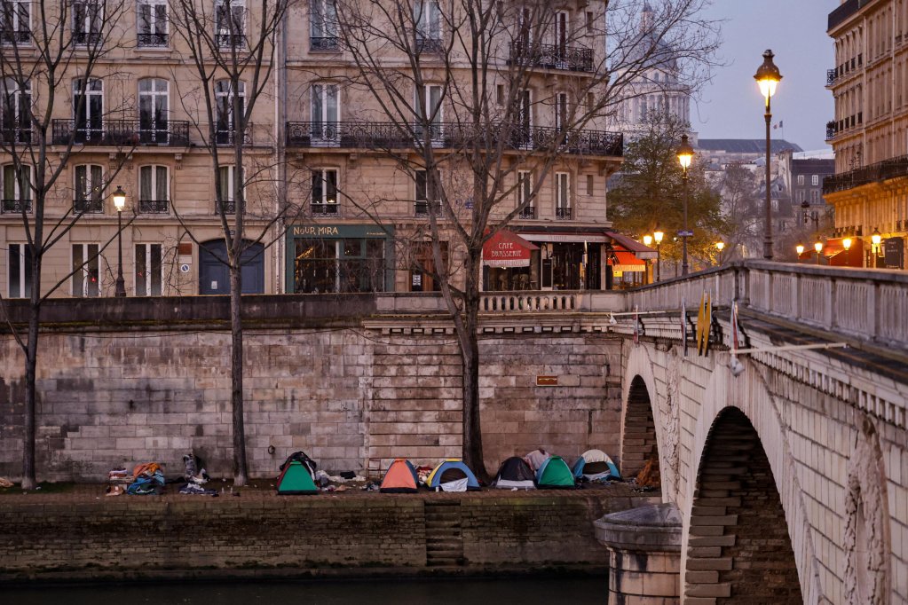 Les tentes des migrants, expulsés de la salle de spectacle parisienne Gaîté Lyrique, installées le long de la Seine sur l'île Saint-Louis à Paris, le matin du 28 mars 2025. Crédit : AFP