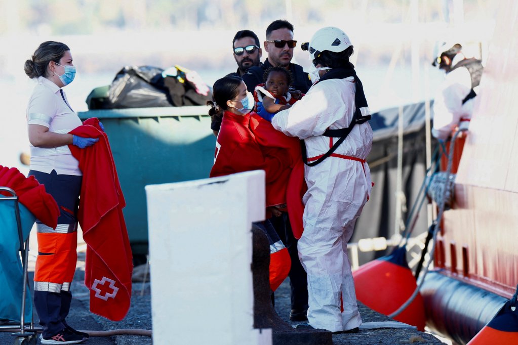 Un sauveteur débarque un enfant d'un navire des gardes-côtes espagnols, dans le port d'Arguineguin, sur l'île de Grande Canarie, le 12 janvier 2025. Crédit : Reuters