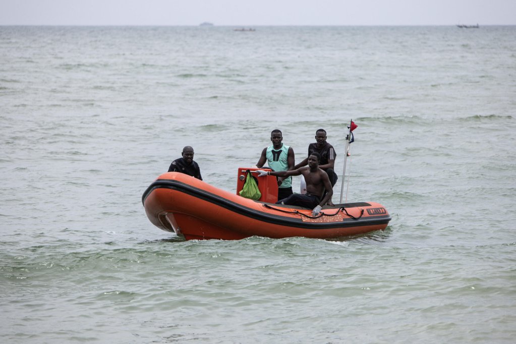 Des membres d'une équipe de recherche et de sauvetage se dirigeant vers le rivage lors d'une recherche pour retrouver des survivants et récupérer les morts après le naufrage d'une pirogue transportant plus d'une centaine de migrants, à Mbour le 9 septembre 2024. (Image d'illustration) Crédit : AFP
