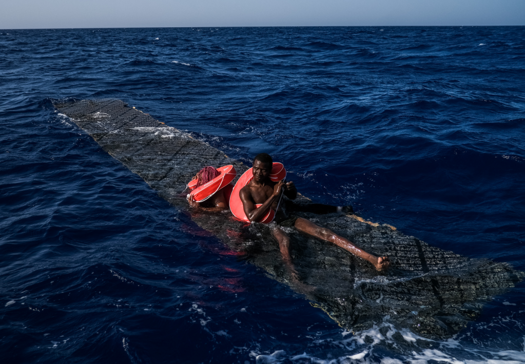Un des rescapés du naufrage du lundi 27 juin 2022. Crédit : Michael Bunel pour InfoMigrants
