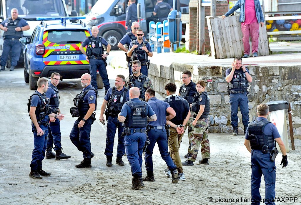 File photo used as illustration: Police round up suspected migrant smugglers on a French beach in 2023, but the focus on smugglers could be leading to ineffective policies, suggests a Mixed Migration Centre survey | Photo: Sebastien Jarry / La Voix du Nord / picture alliance
