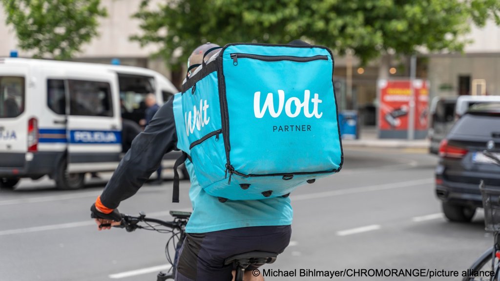 File photo used as illustration: A delivery driver working for the company Wolt drives food from restaurants to customers with a backpack and a bicycle in Split in 2023  | Photo: Michael Bihlmayer /CHROMORANGE/picture alliance