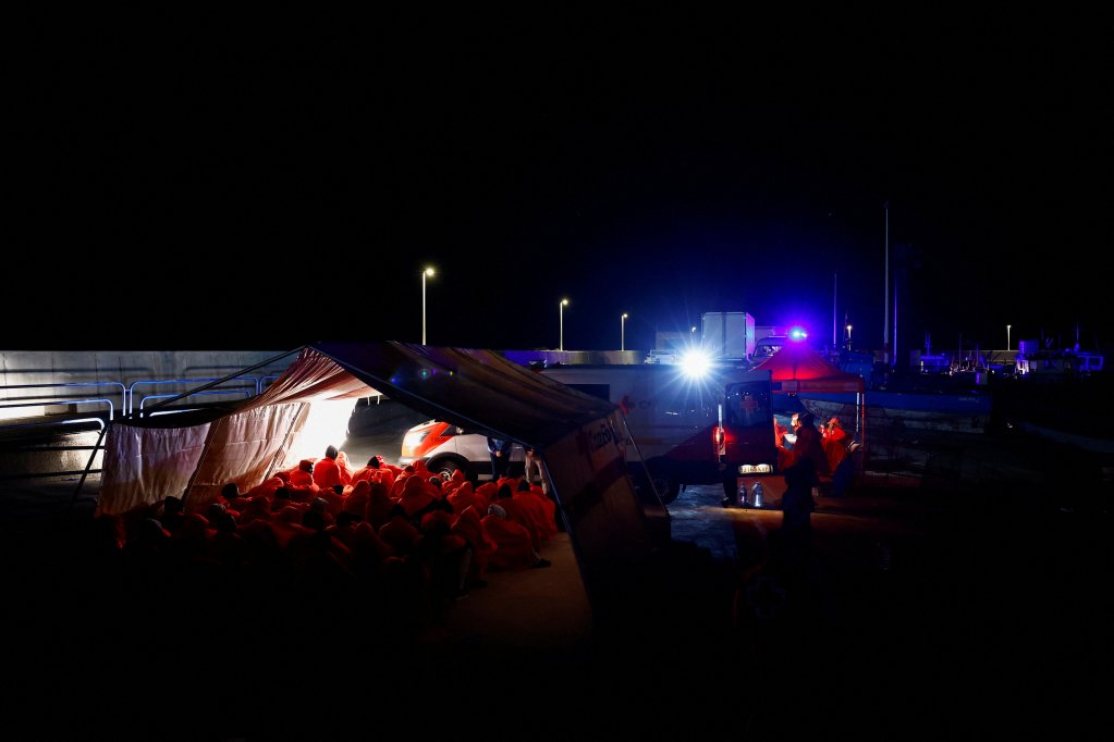 Des migrants patientent sur l'île de Grande Canarie avant d'être pris en charge par la Croix-Rouge, le 30 décembre 2024. Crédit Reuters
