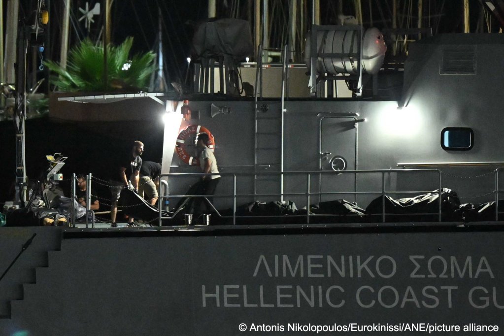 Un navire des garde-côtes grecs ramène certains des corps récupérés après le naufrage de Pylos | Crédit : Antonis Nikolopoulos/Eurokinissi/ANE/picture alliance