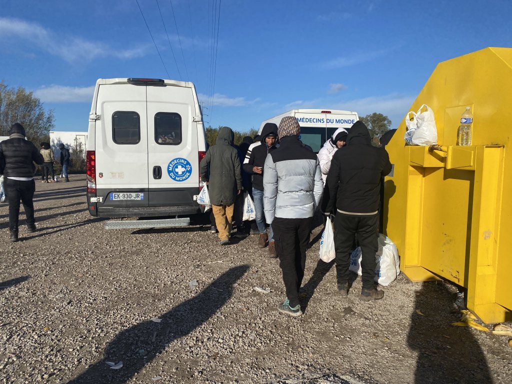 Des exilés dans le camp de Loon-Plage, près de Dunkerque, novembre 2024 / MdM. Crédit : InfoMigrants