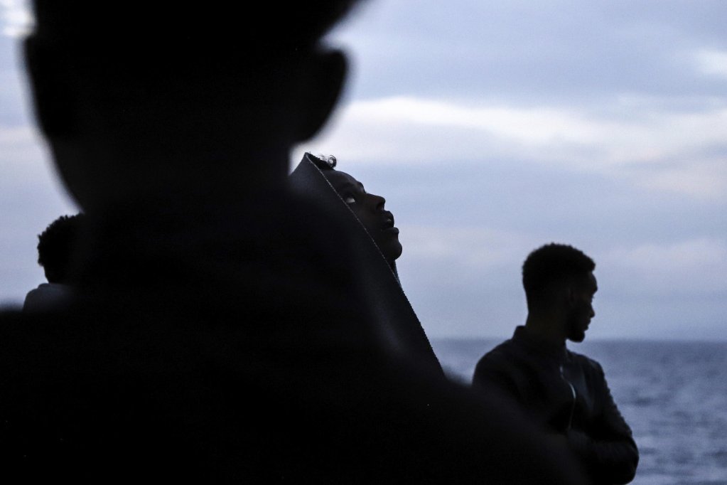 Des migrants se reposent sur le pont du navire de sauvetage Sea Watch-3 dans les eaux italiennes de la Méditerranée, près de l'île de Sicile, en Italie, vendredi 22 octobre 2021. Crédit : AP