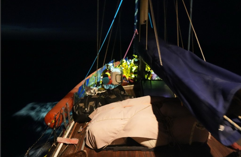 Le voilier du Nadir secourt un canot à la dérive, le 11 mai 2025. Crédit : ResQship