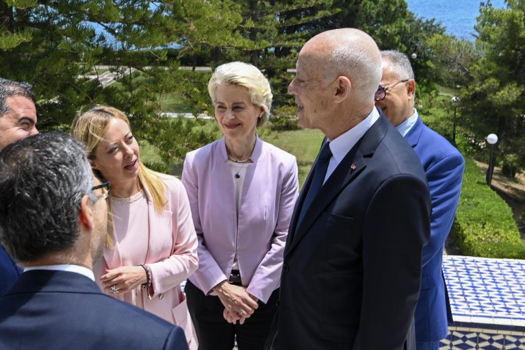 Le président tunisien Kaïs Saïed en compagnie de Giorgia Meloni, Ursula van der Leyen et Mark Rutte à Tunis le 11 juin 2023. Crédit : AP