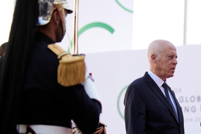 Le président tunisien Kaïs Saïed arrivant pour la séance de clôture du sommet du nouveau pacte financier mondial, le vendredi 23 juin 2023 à Paris, France. Crédit : Reuters