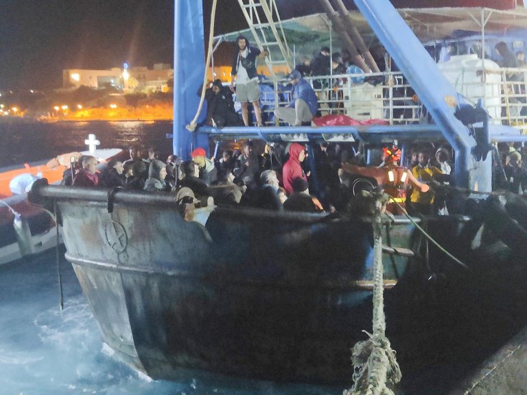 Archive: A fishing boat with approximately 400 migrants onboard at the commercial wharf on Lampedusa on November 20, 2023 | Photo: ANSA / ELIO DESIDERIO