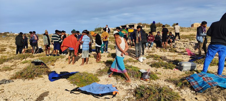 Around sixty migrants landed independently in Lampedusa at Cala Madonna, in the Paradise area, on April 3, 2024. They were escorted to the Contrada Imbriacola reception center. | Photo: ANSA/ ELIO DESIDERIO