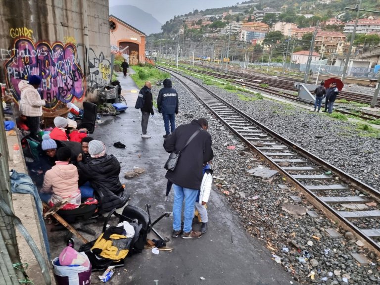 From file: Migrants camped near the Ventimiglia train station rail track | Photo: Archive / ANSA / Tenerelli