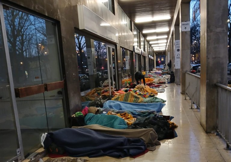 Hundreds of migrants found refuge on the floor of a building underneath the Marie bridge after their camp was dismantled on the banks of the Seine | Photo: Utopia 56