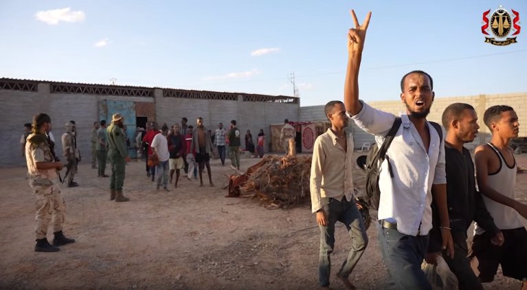 Les migrants ont été victimes de torture dans la prison démantelée fin août dans la région désertique d’Ash Shwayrif. Crédit : capture d'écran Facebook