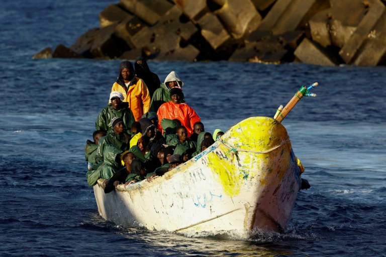 File photo used as illustration: Migrants reach the island of El Hierro on a pirogue on September 30, 2024 | Photo: Reuters