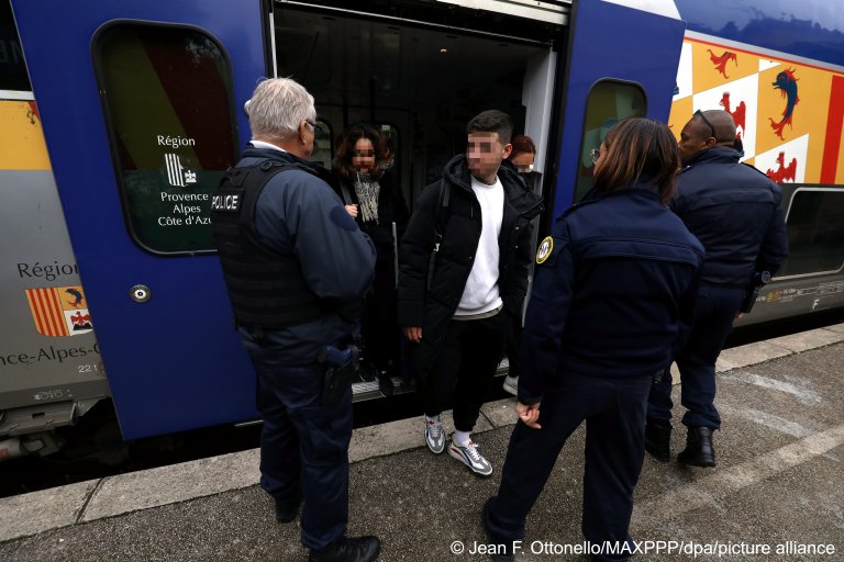 Contrôle dans le train parti de Vintimille en Italie vers Menton, mené par la police nationale | Photo: Jean François Ottonello / picture alliance / dpa / MAXPPP