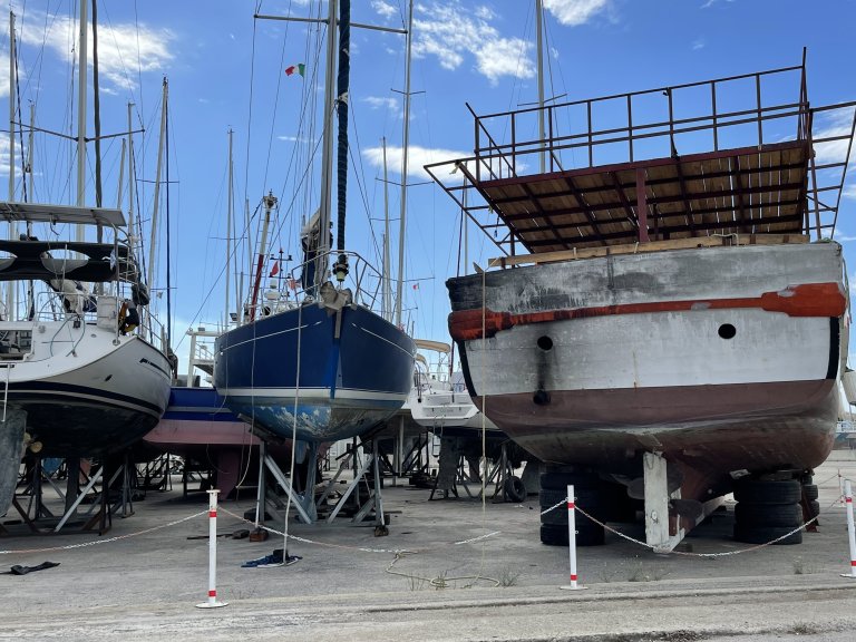 Des voiliers et des bateaux de pêche utilisés par les migrants. Crédit : InfoMigrants