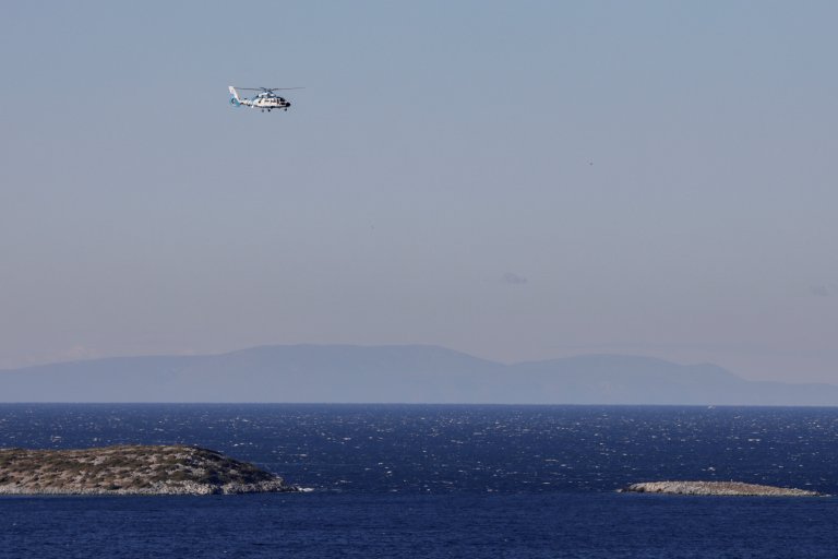 Picture used as illustration: A Greek search and rescue helicopter near the island of Samos following the sinking of a migrant boat on November 25, 2024 | Photo: Reuters
