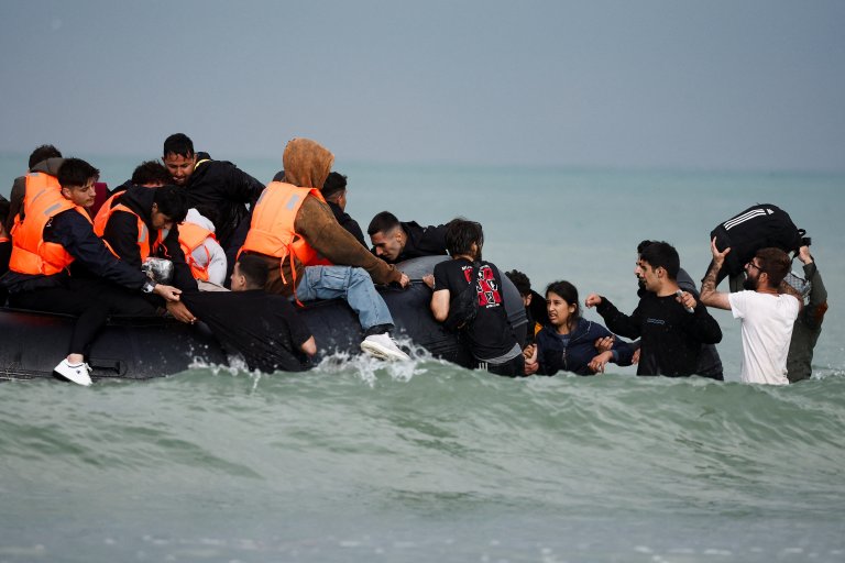 Des migrants essayent de monter dans un canot pour traverser la Manche, le 4 septembre 2024. Crédit : Reuters