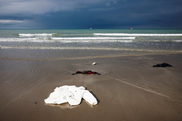 Des vêtements échoués sur une plage de Wimereux, dans le nord de la France, le 4 septembre 2024. Crédit : Reuters