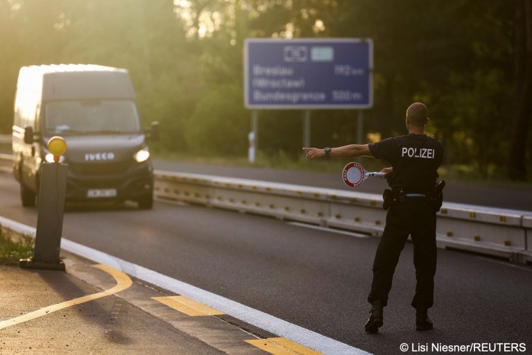 A police officers signals at the highway as they patrol along the German-Polish border to prevent irregular migration near the German city of Forst on September 20, 2023 | Photo: Lisi Niesner/Reuters