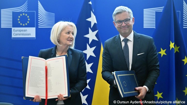 The agreement was signed between the President of the Council of Ministers of Bosnia and Herzegovina Borjana Kristo (l.) and European Commissioner for Internal Affairs and Migration Magnus Brunner on June 11, 2025 | Photo: Dursun Aydemir / Anadolu