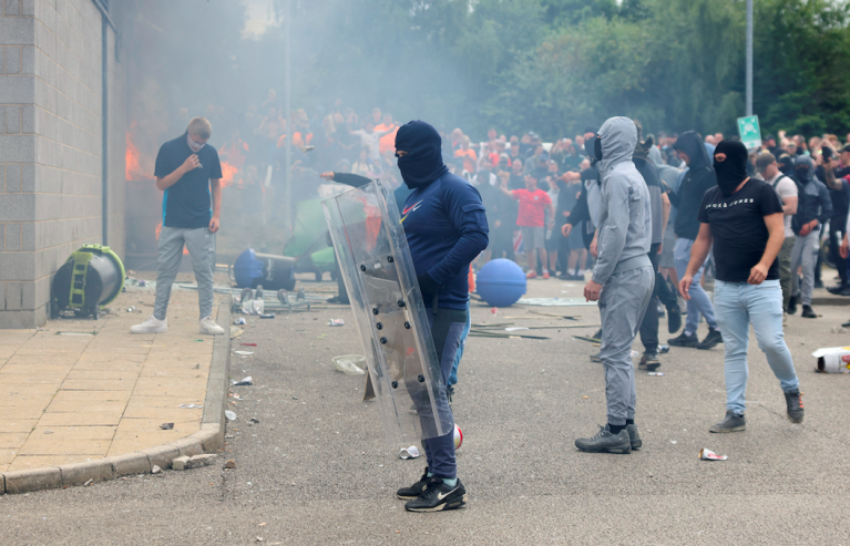 Un manifestant lors d'une manifestation anti-immigration, à Rotherham, en Grande-Bretagne, le 4 août 2024. REUTERS/Hollie Adams