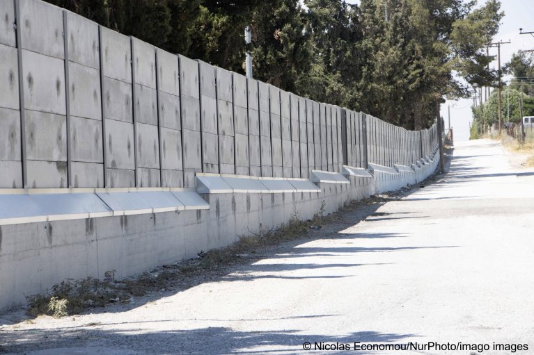 A concrete wall surrounding the Diavata migrant camp near Thessaloniki | Photo: N. Economou/Imago 