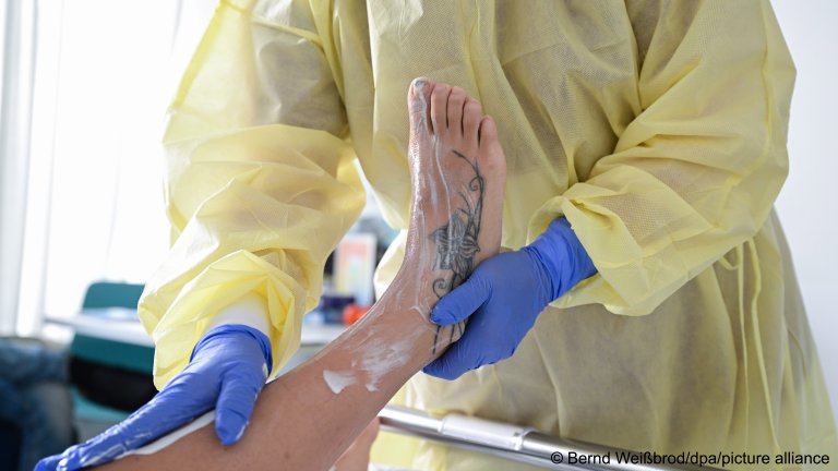A care worker and a patient in a clinic in Stuttgart, Germany | Photo: Bernd Weißbrod/dpa/picture alliance