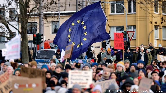 مظاهرة في ألمانيا تطالب بـ"حماية الديمقراطية الأوروبية ومكافحة اليمين المتطرف" في ظل استقطاب شديد حول سياسة الهجرة واللجوء