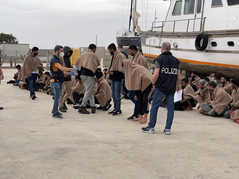 Migrants arriving in the port of Roccella Ionica, May 20, 2024 | Photo: ANSA/ANTONELLO LUPIS