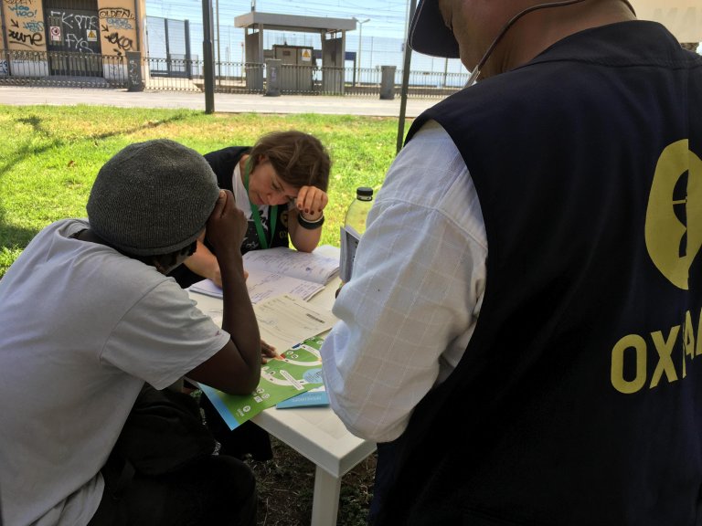 Oxfam operators providing help to a migrant upon his arrival in Italy | Photo: Archive/Oxfam press office
