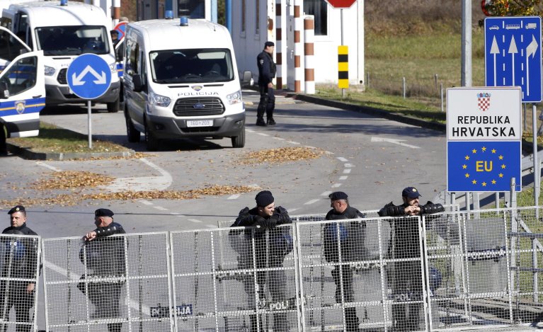 From file: Croatian border policemen keep watch at Maljevac border crossing with Bosnia and Herzegovina | Photo: Fehim Demir/archive/EPA