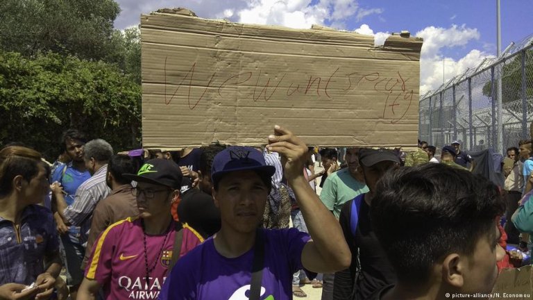 asylum seekers in the moria camp protest against conditions