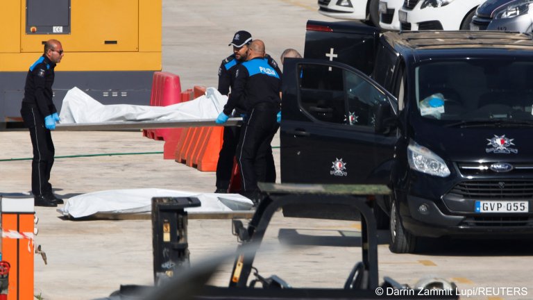 Police officers carry the body of a drowned migrant into a hearse, after a boat carrying some 34 migrants capsized off Malta, at the Armed Forces of Malta maritime squadron base at Haywharf in Valletta's Marsamxett Harbour, Malta February 23, 2024 |  Photo: REUTERS/Darrin Zammit Lupi