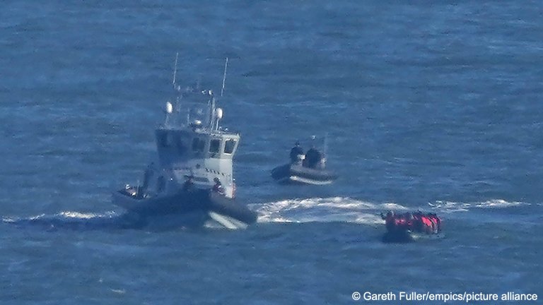 File photo: A boat carrying migrants and a UK border force boat in the English Channel in 2022 | Photo: picture-alliance