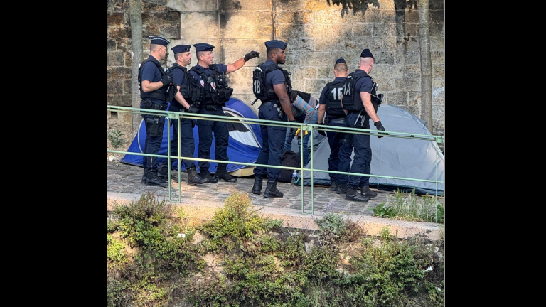Des policiers demandent aux migrants du canal Saint-Denis de quitter les lieux, mercredi 11 juin. Crédit : Utopia 56