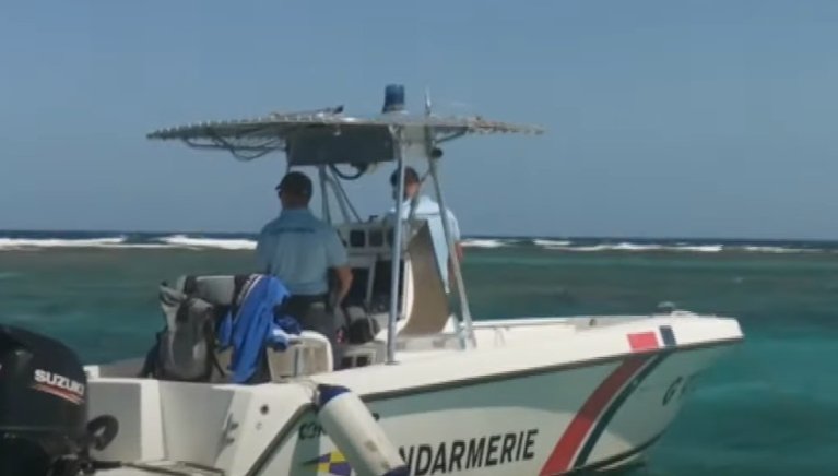 Les gendarmes français en mer, au large de la Guadeloupe. Capture d'écran Youtube